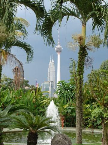 Kuala Lumpur Orchid Garden Ogród Orchidei) i widok na Petronas Towers oraz Menara Kuala Lumpur