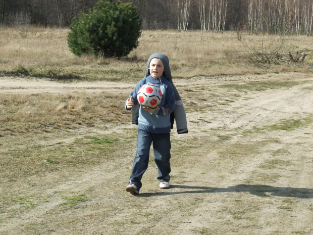 Niedzielny spacerek nad zalew Sulejowski :) Dawid niestrudzony biega za piłką :)