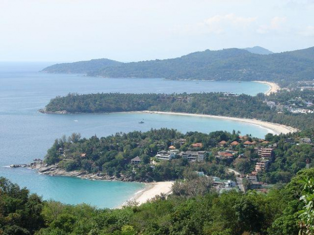 Widok na 2 plaże Kara i plażę Karon (w oddali) z punktu widokowego, wyspa Phuket