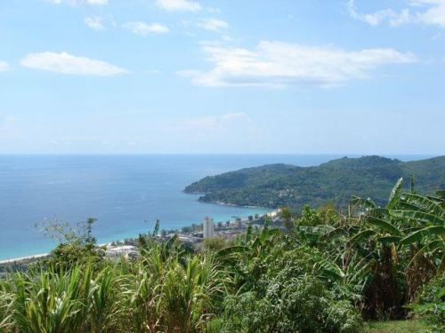 Widok na plażę Karon, ze wzgórza Nakkerd (Khao Nakkerd), Phuket