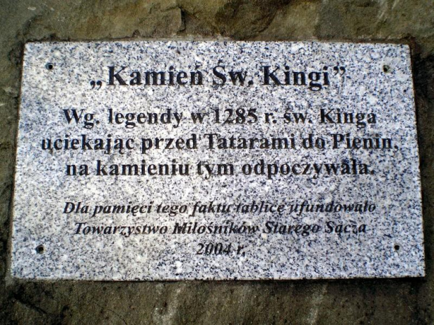 Pamiątkowa tablica przy kamieniu Św. Kingi #góry #rower #przehyba #BeskidSądecki