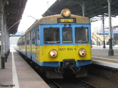 28.10.2007 (Szczecin Główny) EN57-1524 jako pociąg osobowy do Gryfina.