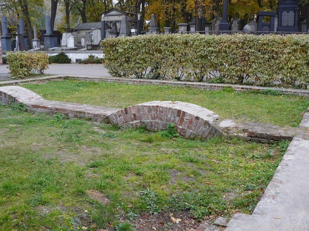 odkryte fundamenty Synagogi i Domu Przedpogrzebowego #Cmentarz