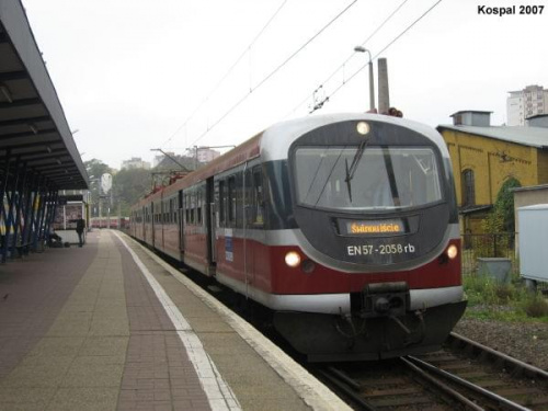 28.10.2007 (Szczecin Główny) EN57-2058 jako pociąg osobowy do Świnoujścia.