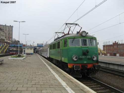 28.10.2007 (Szczecin Główny) EU07-221 z pociągiem Exspresowym do Warszawy Wsch.