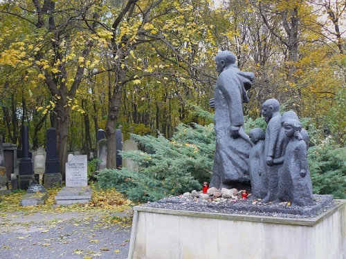 Janusz Korczak wyprowadza dzieci z getta ... na cmentarz #Cmentarz
