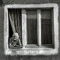 Pani (staruszka) w oknie przy ul. Staszica. #Wałcz #staruszka