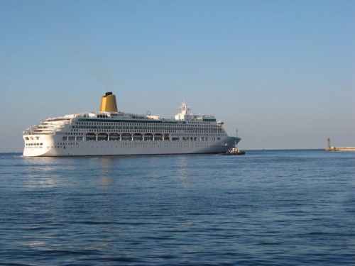 Aurora. 270m dł., 66tys.DWT, 939 kabin na 6 pokładach, 2290 pasażerów #Aurora #Gdynia #port #statek
