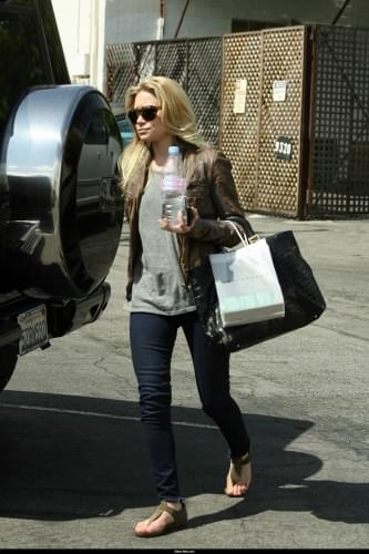 Ashley leaving the Neil George Hair Salon-paparazzi kwiecień 2008