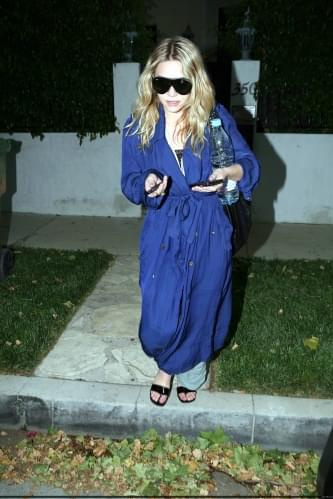 Ashley out in Hollywood-paparazzi maj 2008