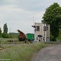 Akcja dzieje się na torach wyjazdowych w kierunku Chełmży. PLK Toruń ściągnęło ciężki sprzęt (żuraw EDK). Obok nastawnia UL1.