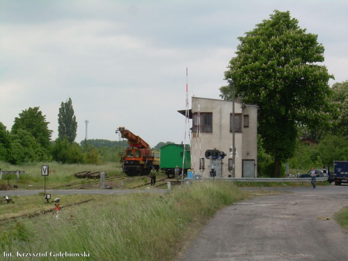 Akcja dzieje się na torach wyjazdowych w kierunku Chełmży. PLK Toruń ściągnęło ciężki sprzęt (żuraw EDK). Obok nastawnia UL1.