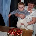 pierwszy tort urodzinowy(mama piekla) by i babcia sie nacieszyla ;)