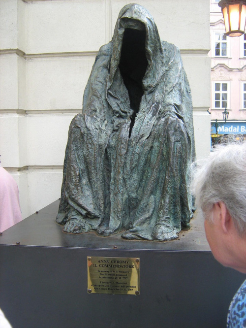 Praga - przy Starym Rynku. Postać bez twarzy -w podzięce anonimowemu darczyńcy