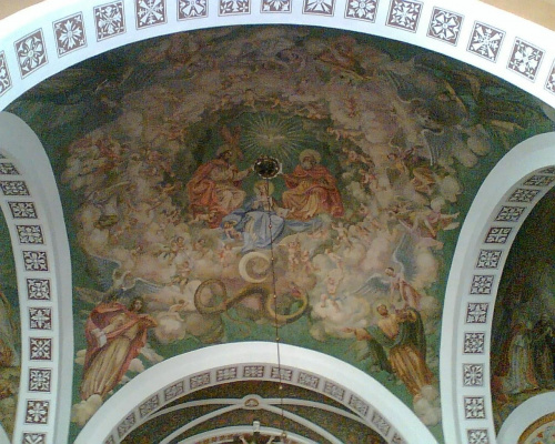 Malowidło na sklepieniu głównej nawy. Przedstawia niebo, a po rogach widocznych jest 4 ewangelistów. Malowidło było częściowo odnowione (zszedł wizerunek jednego z ewangelistów), renowacji wymaga pozostała część malowidła. #kościół