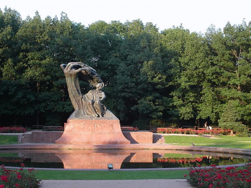 Łazienki - pomnik F. Chopina