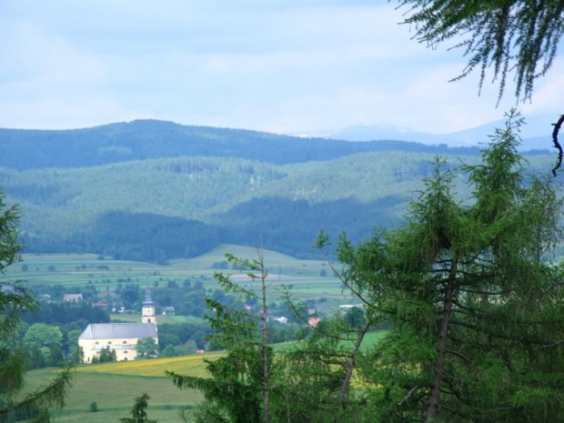 Widok na Chełmsko śląskie podczas zjazdu z Przełęczy Strażnicze Naroże.