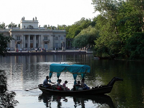 gondole na stawie przed Pałacem Łazienkowskim