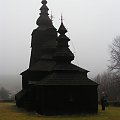Cerkwa we mgle poranka #cerkiew #drewno #słowacja #mgła #poranek