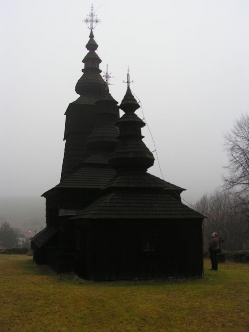 Cerkwa we mgle poranka #cerkiew #drewno #słowacja #mgła #poranek
