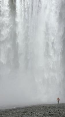 Przytłaczający ogrom wody spadającej z wodospadu Skogafoss. Ta kropka w prawym dolnym rogu to ja :) ISLANDIA POŁUDNIOWA