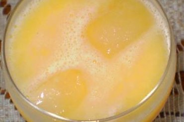 Aperitif z ajerkoniaku z brzoskwinią .Przepisy na : http://www.kulinaria.foody.pl/ , http://www.kuron.com.pl/ i http://kulinaria.uwrocie.info #napoje #aperitif #alkohol #jedzenie #picie #kulinaria #drink #gotowanie #PrzepisyKulinarne