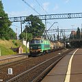 27.06.2008 (Gdańsk Gł) ET22-1048 z pokaźnym składem beczek wjeżdża na stację.