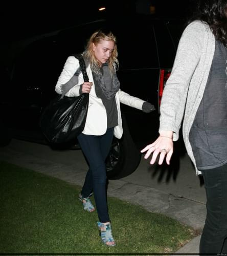 Ashley at LAX-paparazzi maj 2008