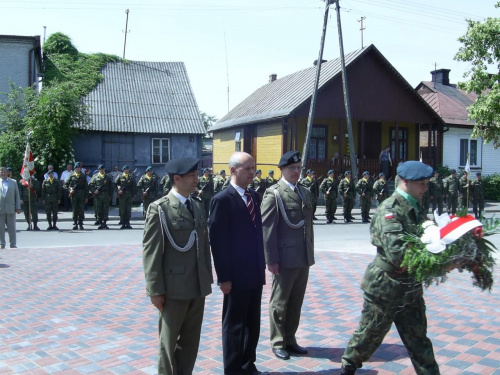 Składanie wieńców, od lewej mjr W.Chłopek ppłk rez. M. Kupczyk, delegacja z Żagania. #WMieście #WPlenerze #WSzkole