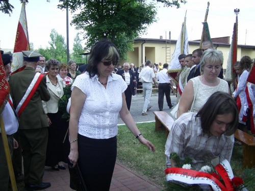Złożenie wieńca przez delegację szkoły z Gliwic. #WMieście #Wszkole #WPlenerze