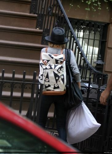 Ashley arriving at her house in West Village in NYC-paparazzi czerwiec 2008