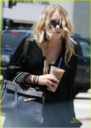 MK getting iced coffee in Los Angeles-paparazzi lipiec 2008