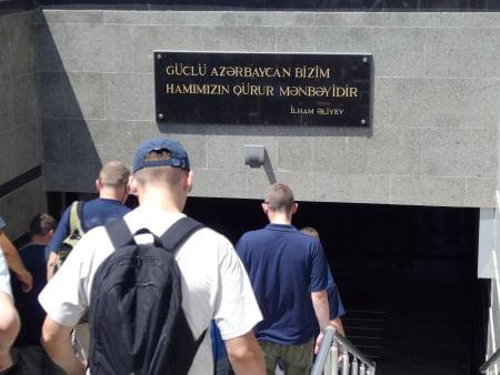 Złote myśli prezydenta Aliyeva towarzyszą obywatelom na każdym kroku. Tu - przy przejściu podziemnym wykładanym marmurami.