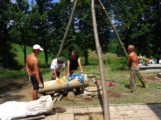 wierni pomocnicy montują kolumnę - oczywiście w roli tylko i wyłącznie asysty A.