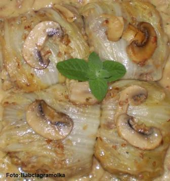 Gołąbki z kszą gryczaną w sosie pieczarkowym.Przepisy na : http://www.kulinaria.foody.pl/ , http://www.kuron.com.pl/ i http://kulinaria.uwrocie.info #gołąbki #KaszaGryczana #KpustaPekińska #obiad #DrugieDanie #jedzenie #kulinaria #gotowanie