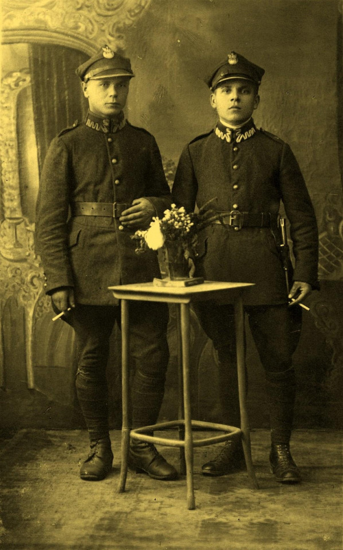 Pamiątkowe zdjęcie z wojska mojego ojca ( z prawej) z roku 1922