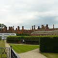 Widok na ogrody z Domku Bankietowego - pod szklem w głebi najstarsza owocujaca winorośl świata (posadzona w 1768r) #Hampton #Londyn #Tudor