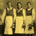 Husowskie panienki w strojach krakowskich. Pierwsza z prawei to moja matka. 1919r.