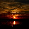 " on jest jak promień słońca, rozprasza każdy dzień, przegania czarne chmury ja wiem... on jest jak słońce, daje radość mi, słuchaj mówię Ci..." #jezioro #Poraj #zachód