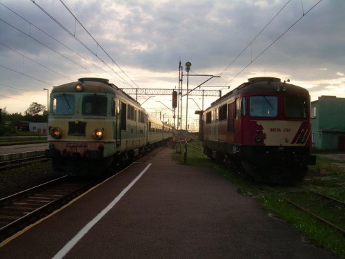 ST43 z pociągiem relacji Frankfurt n/O - Zielona Góra oraz 060DA - 1701 PTKiGK Rybnik