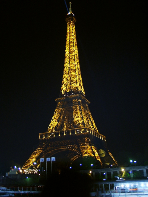 Paryż. Wieża Eiffla nocą