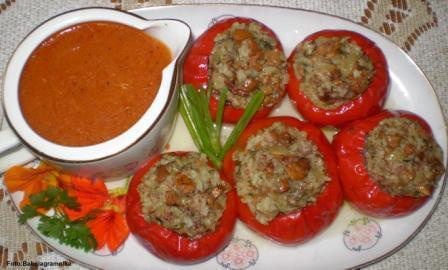 Papryki pomidorowe faszerowane ( z kurkami )Przepisy na : http://www.kulinaria.foody.pl/ , http://www.kuron.com.pl/ i http://kulinaria.uwrocie.info #papryka #kurki #obiad #DrugieDanie #warzywa #jedzenie #gotowanie #kulinaria #PrzepisyKulinarne
