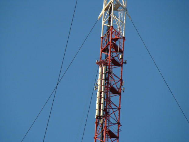 Dodatkowy systemik antenowy UHF. RTCN Poznań Śrem.
Systemik nadaje MUX3 20 KW ERP i bodajże TVP 3 Info k52 100 KW ERP.