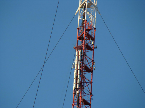 Dodatkowy systemik antenowy UHF. RTCN Poznań Śrem.
Systemik nadaje MUX3 20 KW ERP i bodajże TVP 3 Info k52 100 KW ERP.