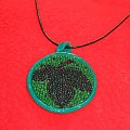 Wisiorek - Liść wykonany techniką mozaikową z masy termoutwardzalnej #biżuteria #wisiorek #liść #mozaika #zieleń #naszyjnik