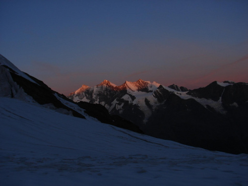 Wschód słońca w Alpach. Kolejne podejście na czterotysięcznik Weissmies 4023 #wakacje #góry #Alpy #lodowiec #treking #Szwajcaria #WschódSłońca #Weissmies