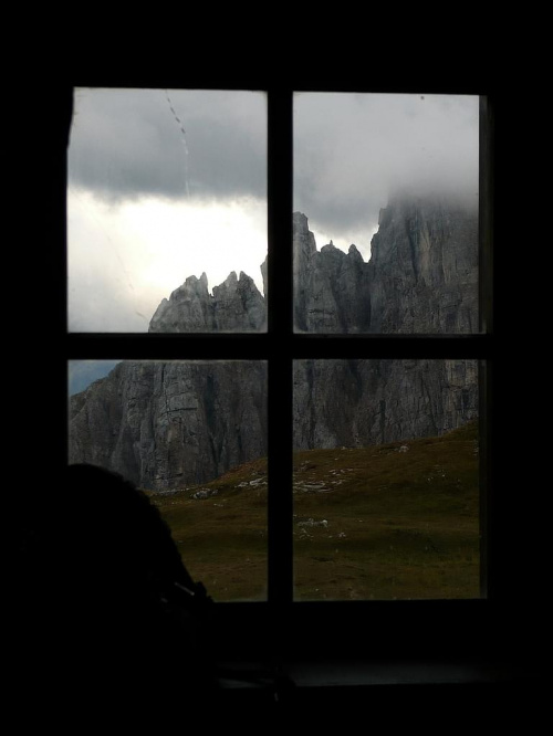 Dolomity, grupa Latemar - wid. z okna biwaku #góry #mountain #Dolomity #Latemar