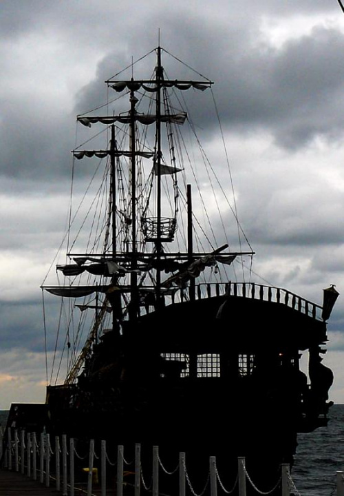 Statek piracki przy molo w Sopot