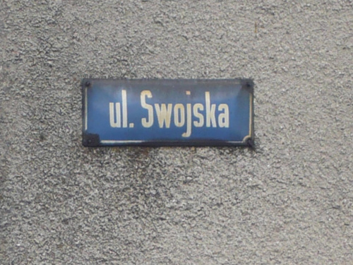 Stara tablica z nazwą ulicy w Gnieźnie - ul. Swojska