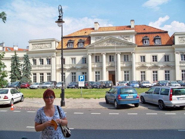 Agata przed Pałacem Prymasowskim przy ulicy Senatorskiej, przedwojenną siedzibą Ministerstwa Rolnictwa i Reform Rolnych. #wakacje #urlop #podróże #zwiedzanie #Polska #Warszawa